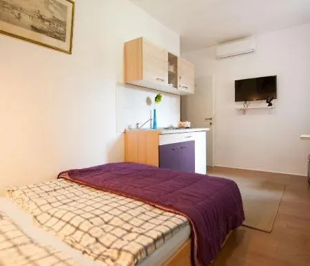 Centar 2 Private With Ensuite And Kitchenette * Сплит